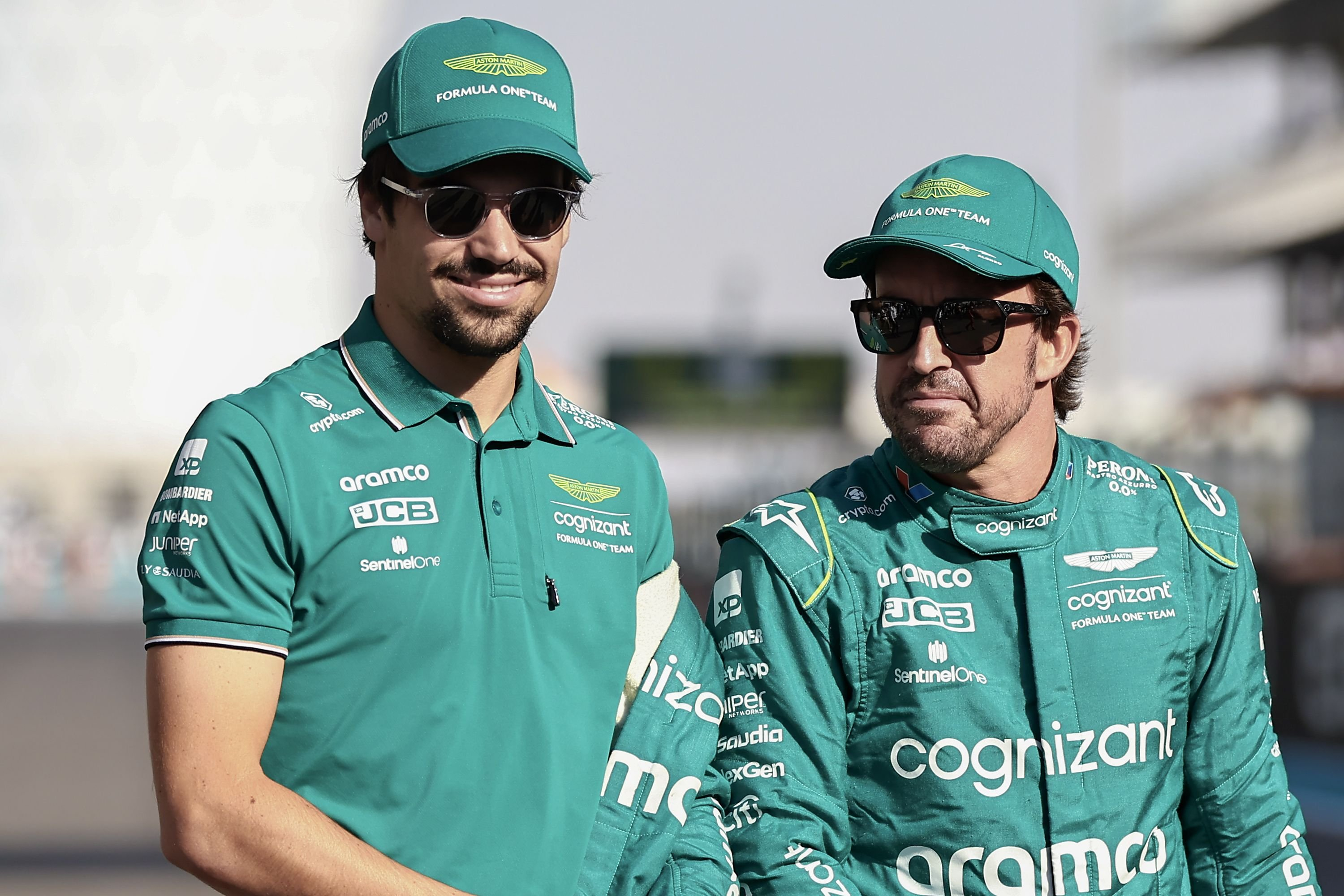 阿斯顿马丁完胜雷诺车队，汉密尔顿统治全场