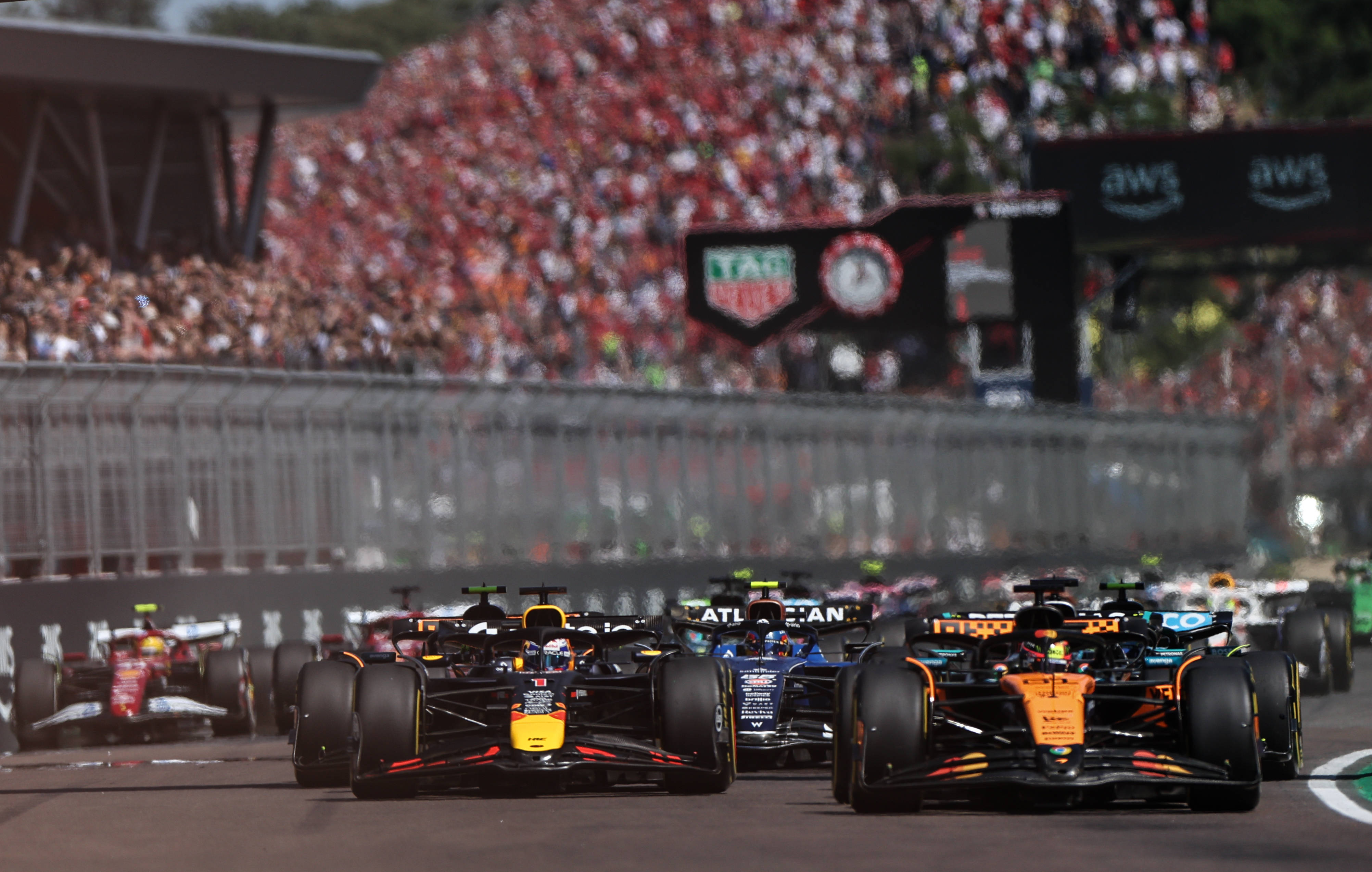 红牛车队鏖战哈斯车队，拉塞尔惊艳四座