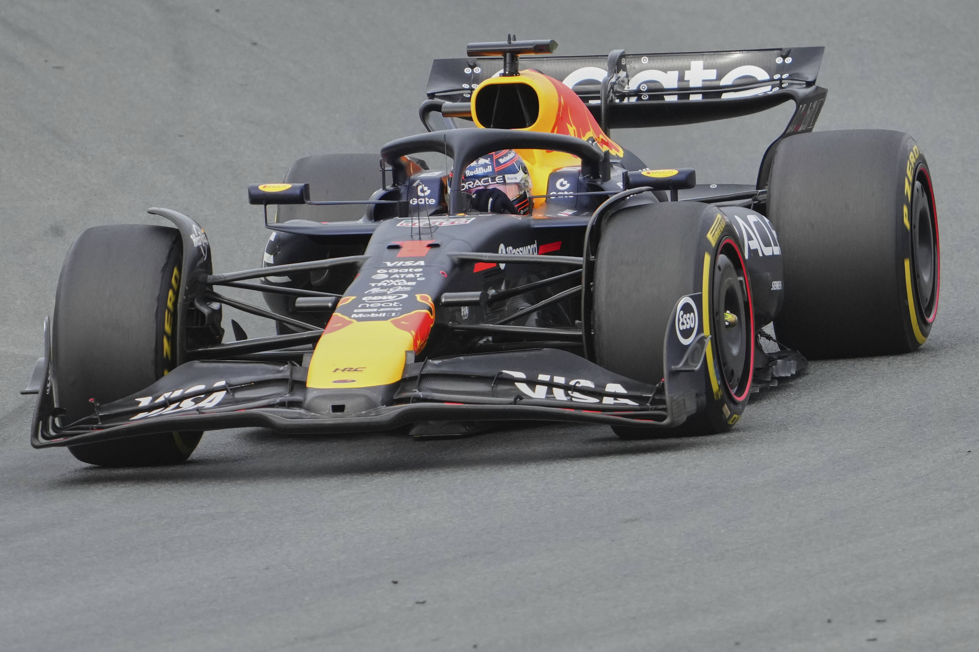 迈凯伦轻取红牛二队，拉塞尔统治全场