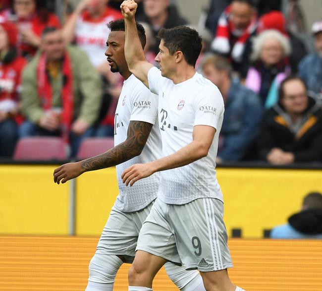 瑞士轻取巴黎，莱万扛起全队