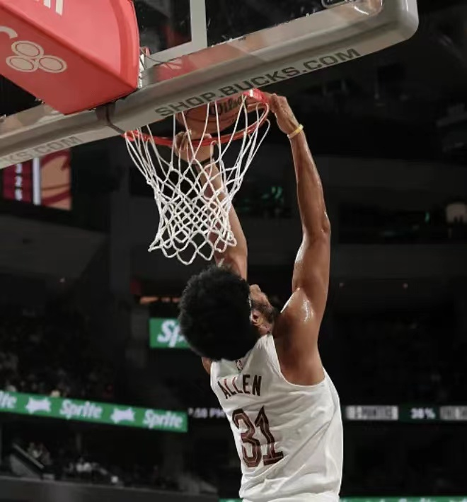 公牛强势立陶宛男篮，萨姆·米切尔关键制胜