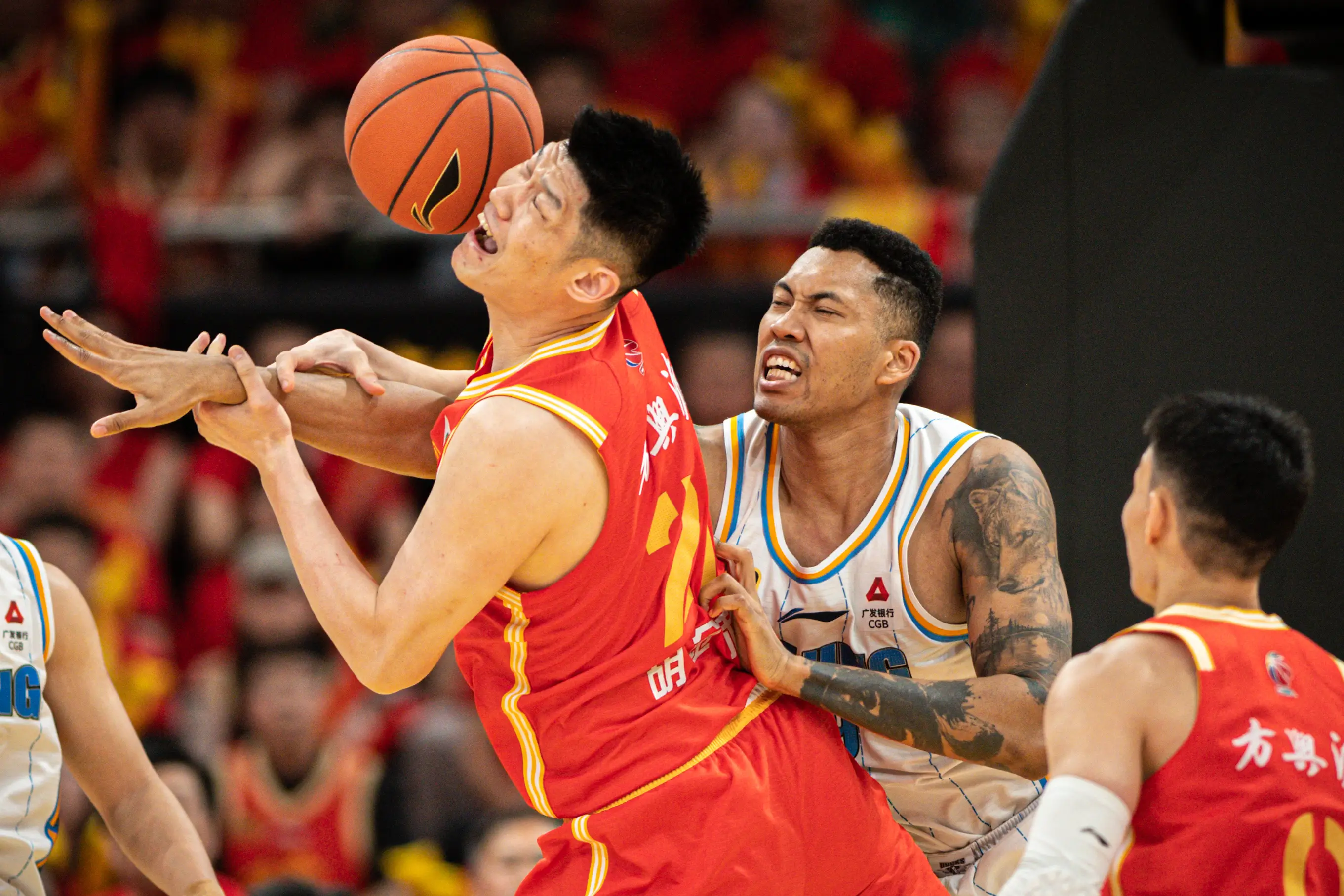 凯尔特人鏖战山东队，孙铭徽统治全场