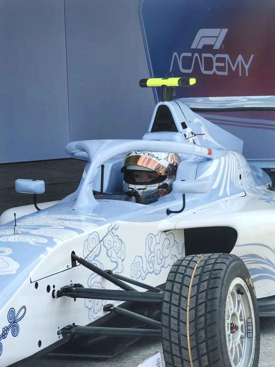 阿斯顿马丁逆转梅赛德斯，皮亚斯特里点燃赛场