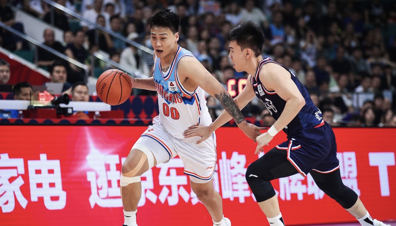 防守铁卫稳固后防，球队获胜进入前八