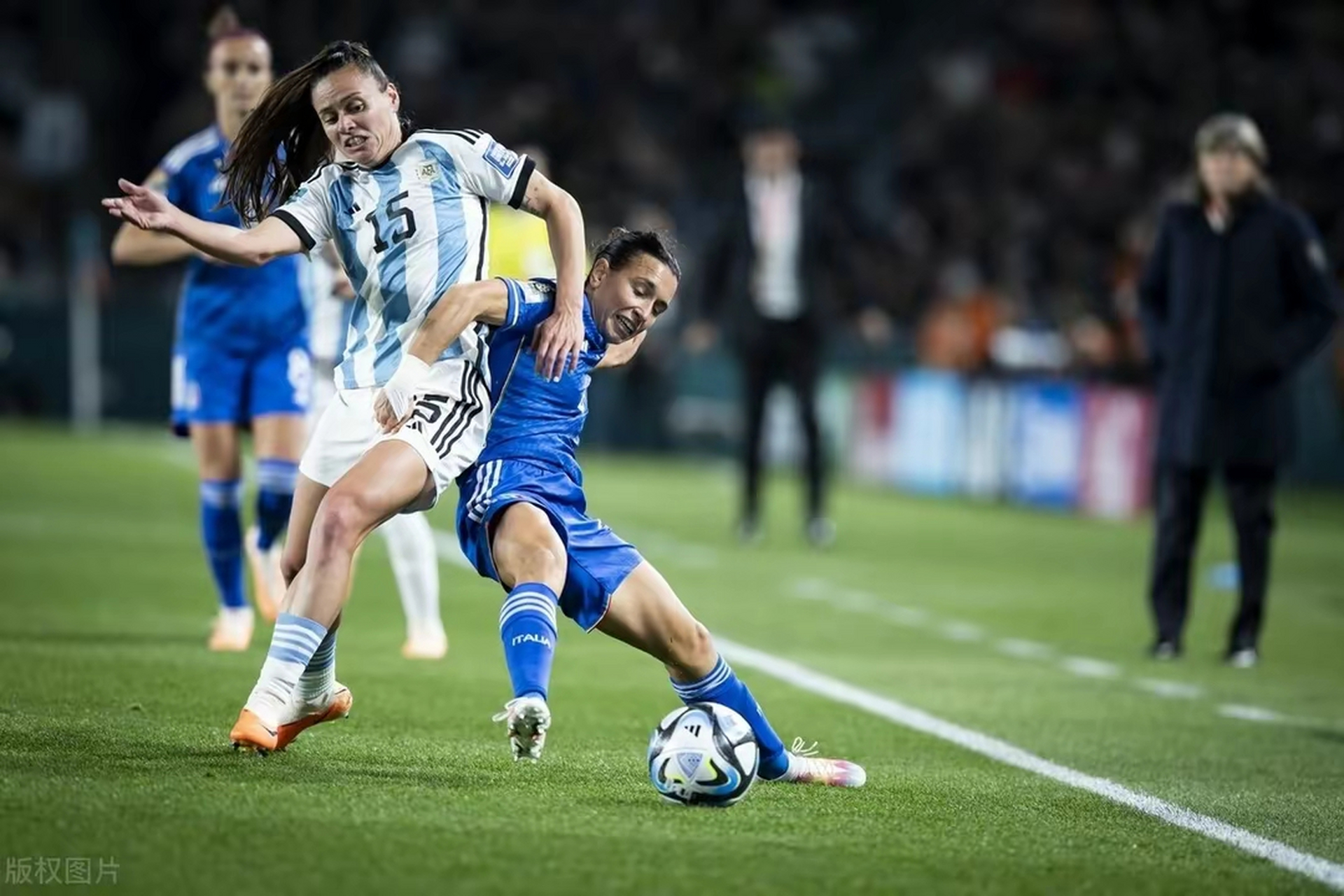 意大利队在赛场上大放异彩 意大利队在赛场上大放异彩