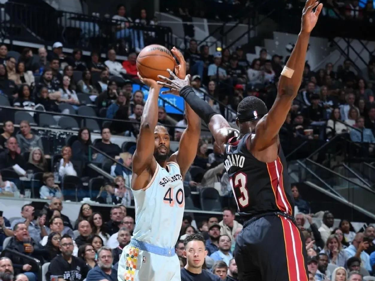 马刺险胜魔术，西亚卡姆状态火热