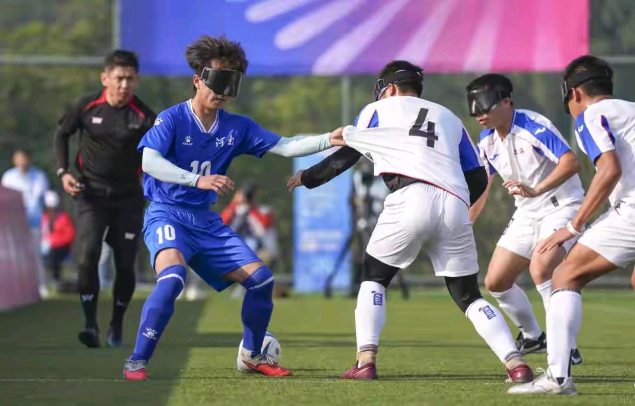 足球明星在赛场上展现出色表现，赢得阵阵掌声