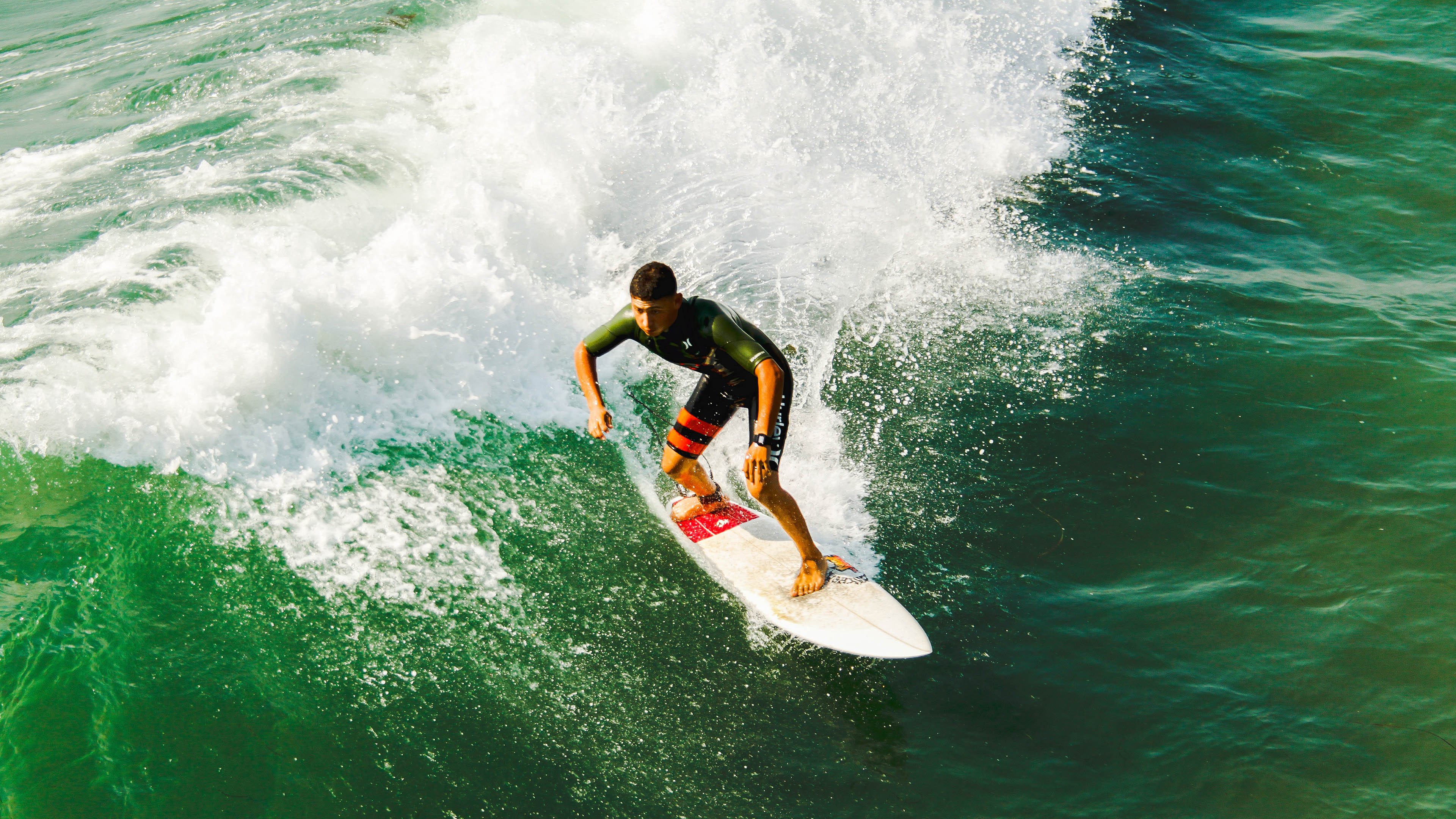 赛道上的逆袭，塞恩斯高光表现引领迈凯伦逆转梅赛德斯